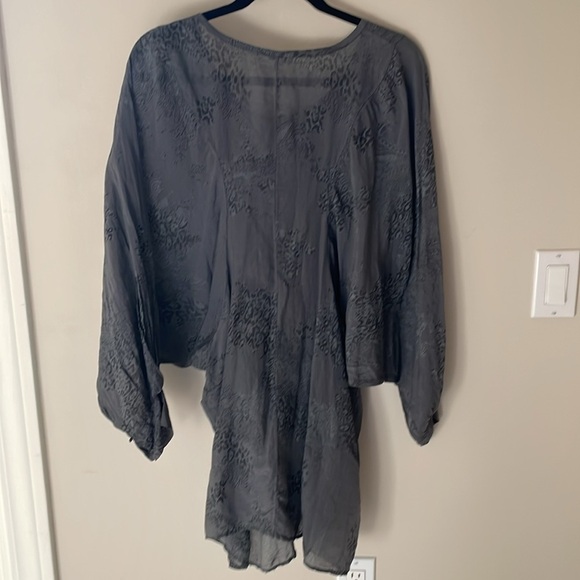100% Silk Made in Italy Blouse Tunic Dolman Sleeve Dark Grey Animal Print M - Picture 4 of 6